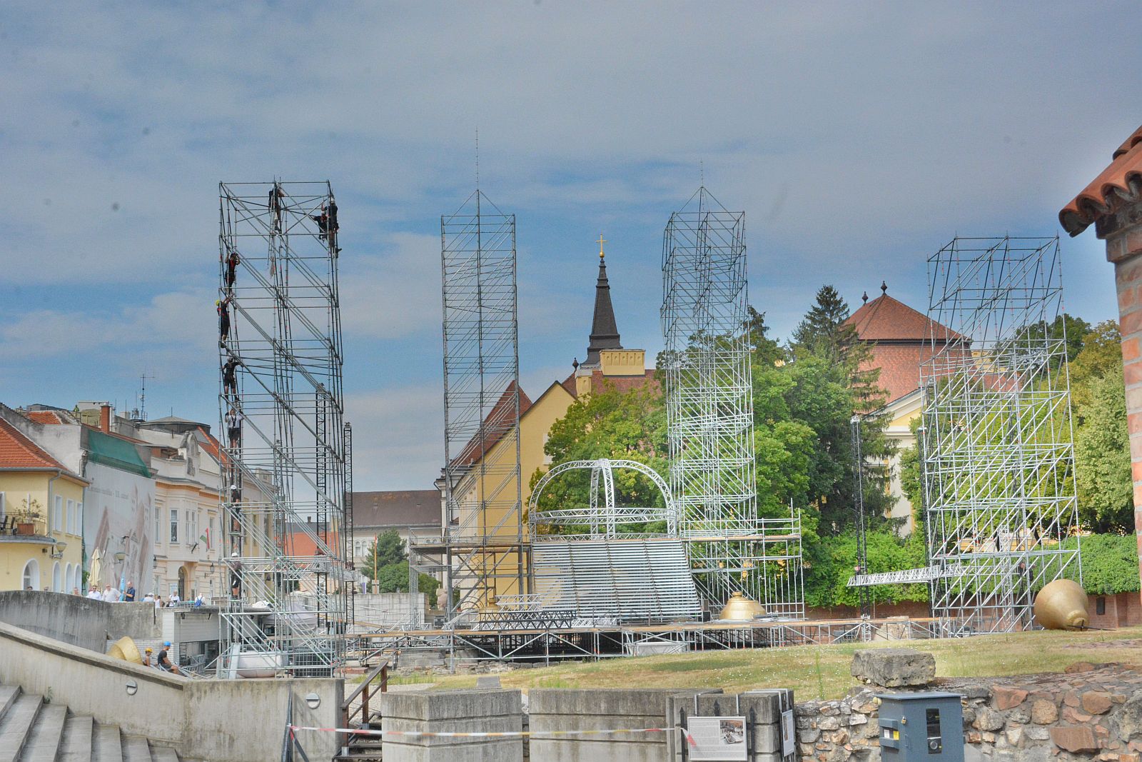 Így épül a Koronázási Szertartásjáték színpada a Nemzeti Emlékhelyen